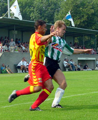 Oud speler Dick Lindeboom troeft een van de deventer spelers af (Foto Helmich Lubberts)